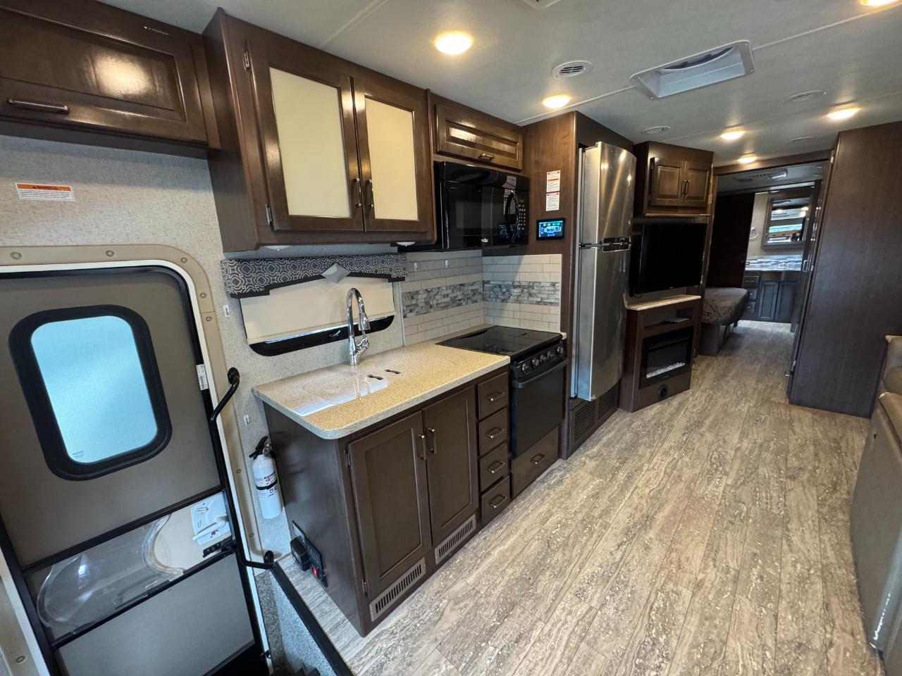 Thor Motor Coach Hurricane   2019