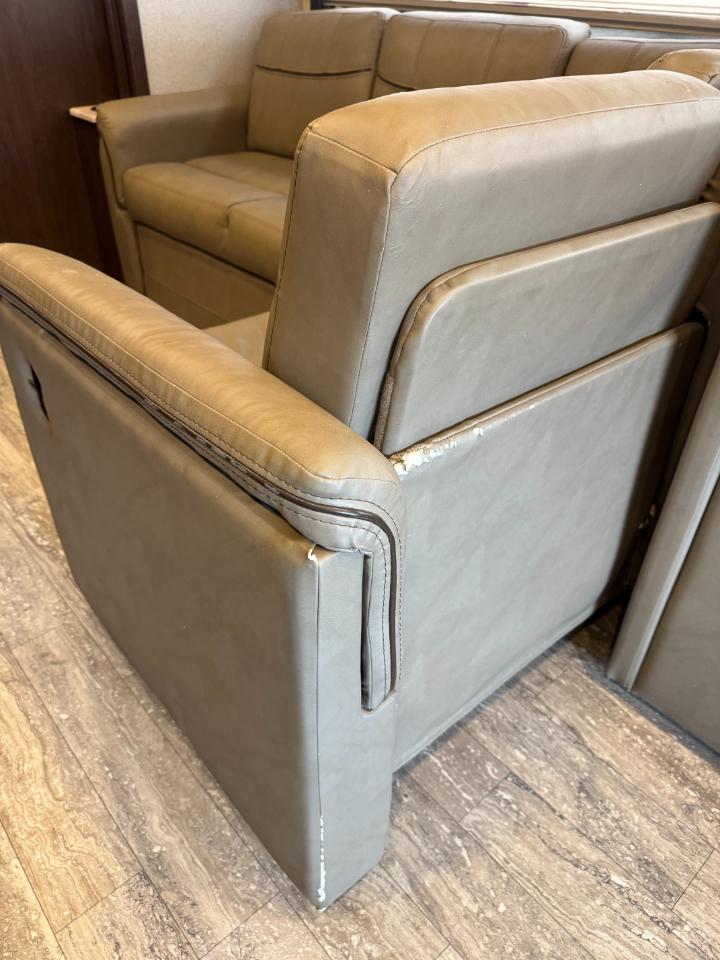 Thor Motor Coach Hurricane   2019