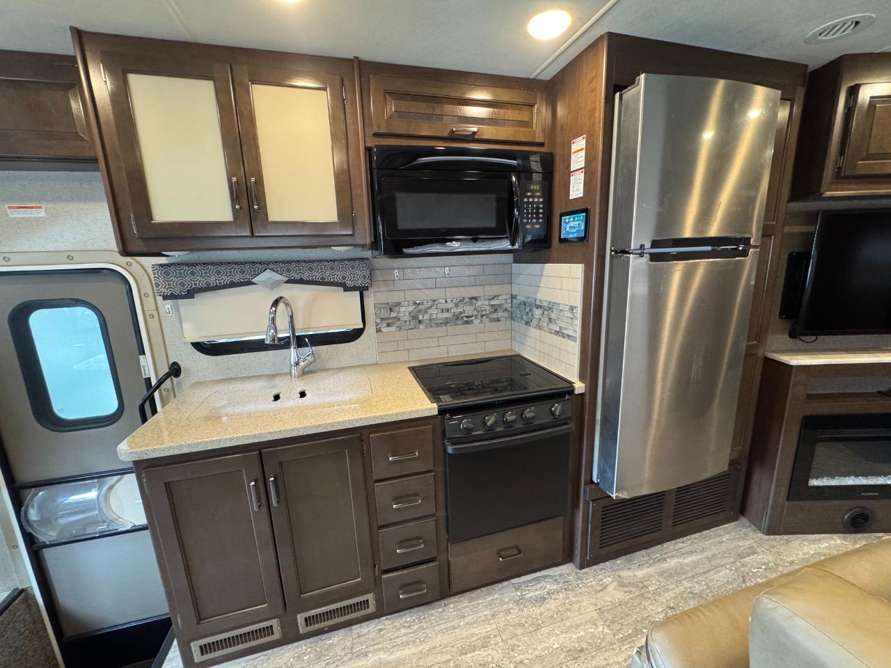 Thor Motor Coach Hurricane   2019