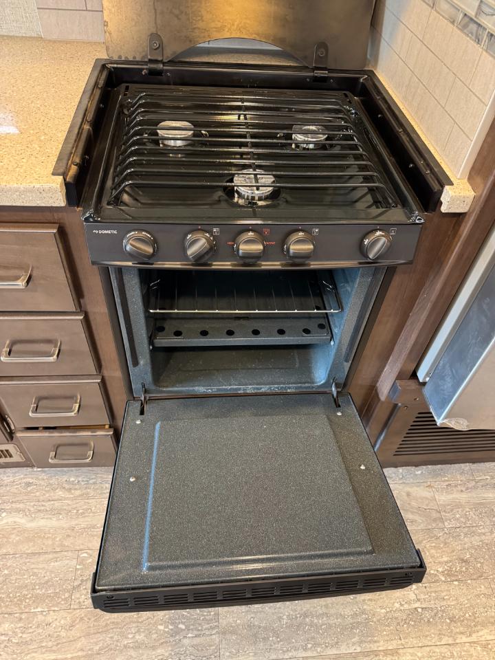 Thor Motor Coach Hurricane   2019