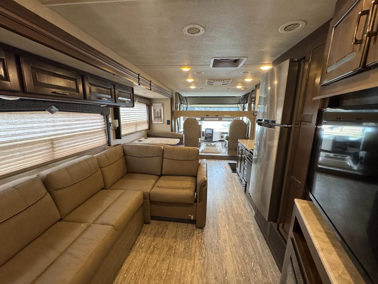 Thor Motor Coach Hurricane   2019