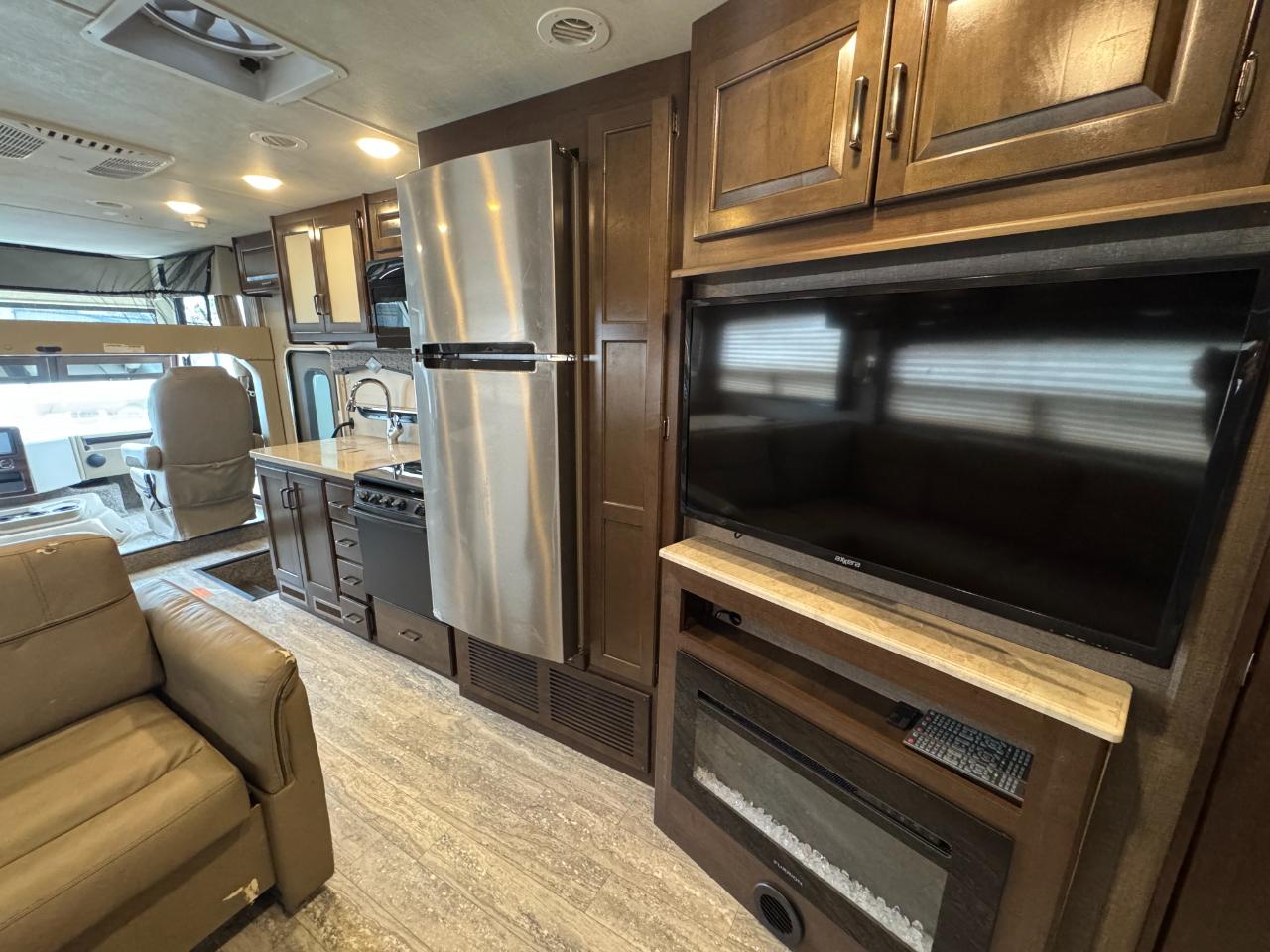 Thor Motor Coach Hurricane   2019