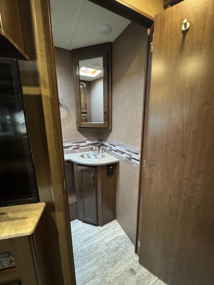 Thor Motor Coach Hurricane   2019