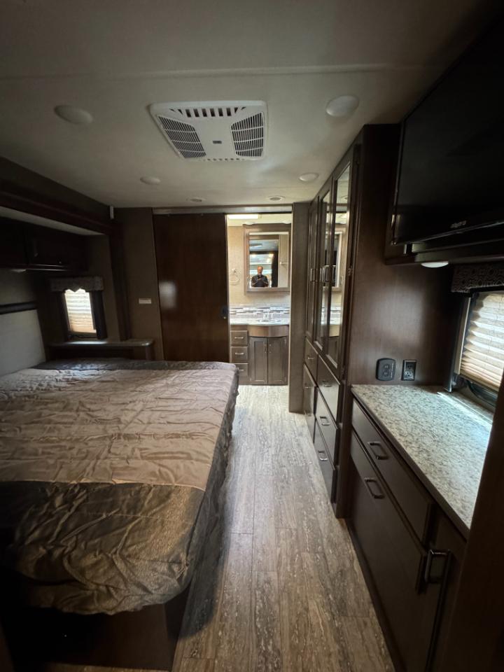 Thor Motor Coach Hurricane   2019