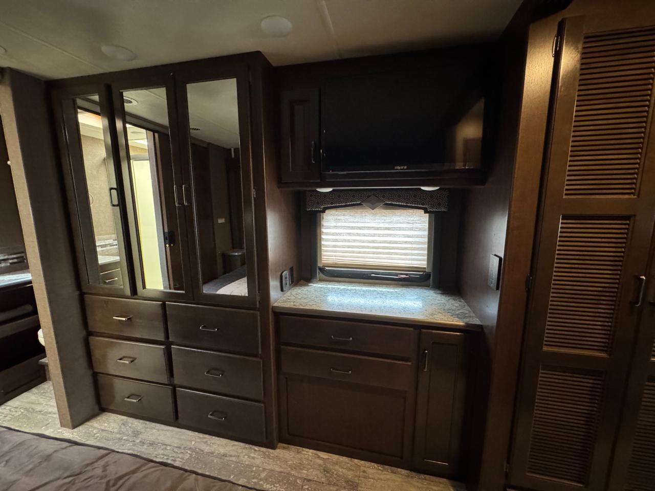 Thor Motor Coach Hurricane   2019