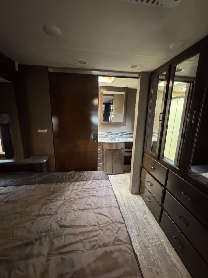 Thor Motor Coach Hurricane   2019