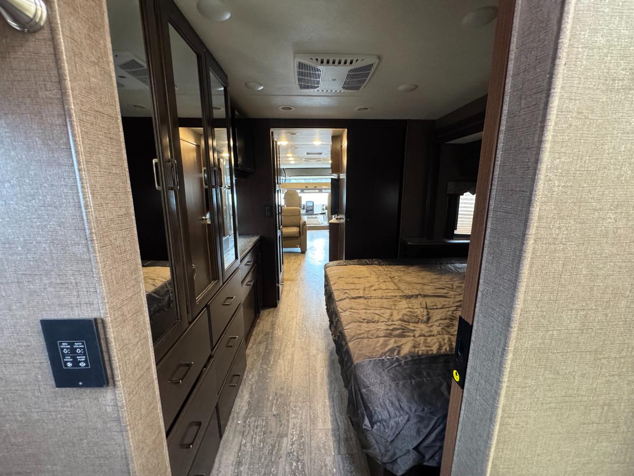 Thor Motor Coach Hurricane   2019