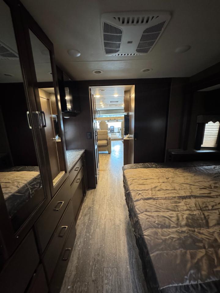 Thor Motor Coach Hurricane   2019