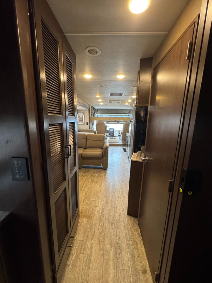 Thor Motor Coach Hurricane   2019