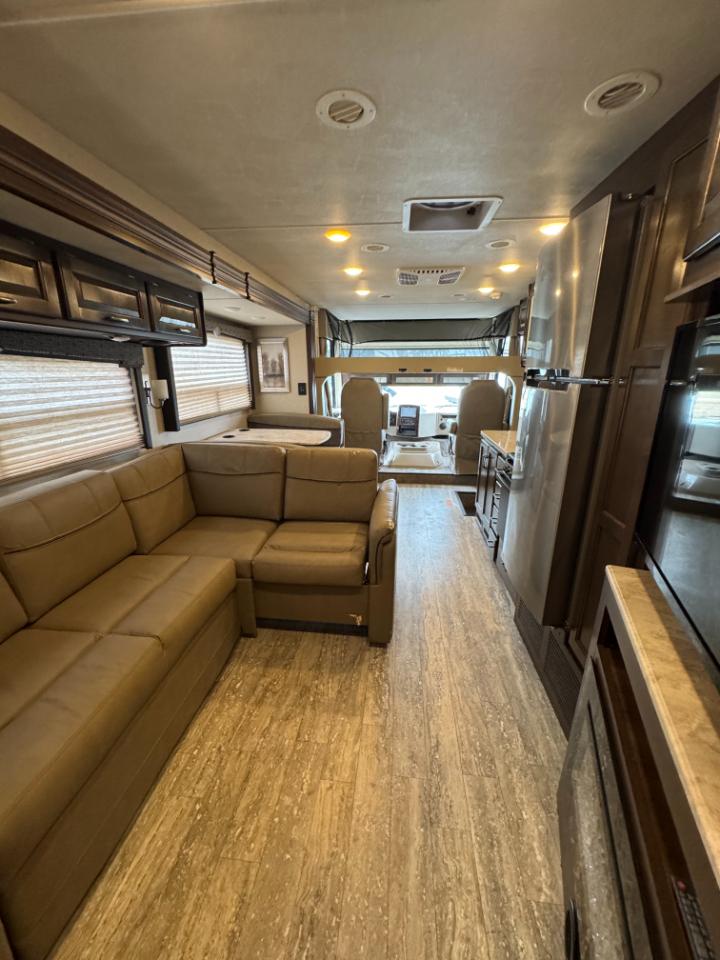 Thor Motor Coach Hurricane   2019