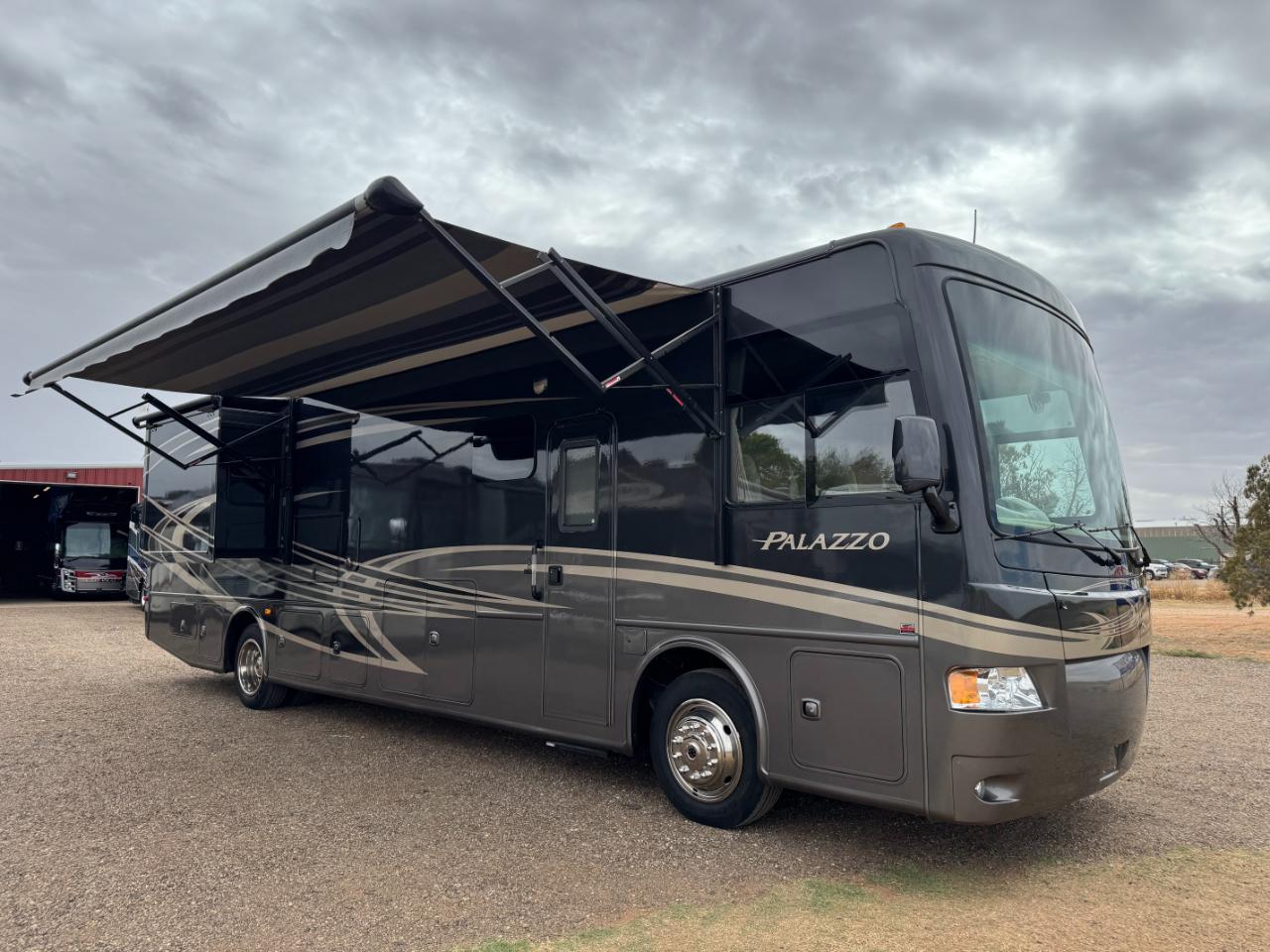 Thor Motor Coach Palazzo  2014