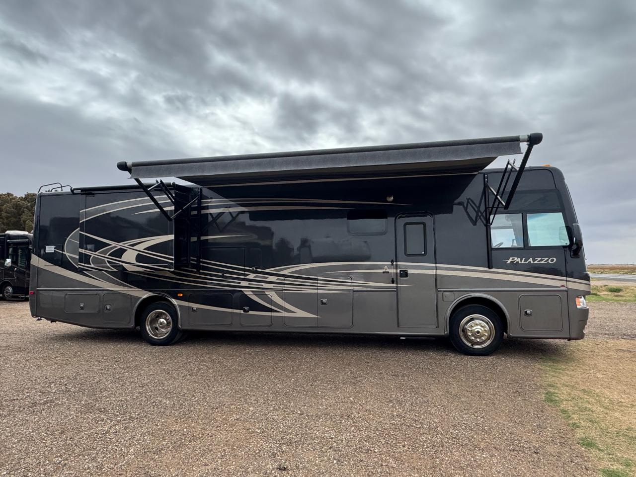 Thor Motor Coach Palazzo  2014