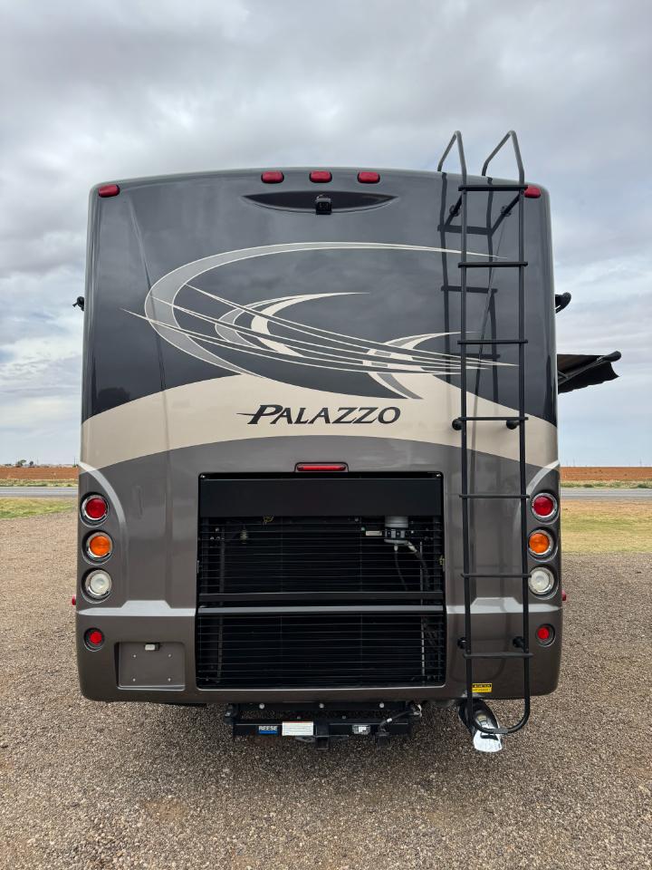 Thor Motor Coach Palazzo  2014