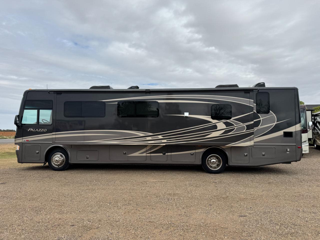 Thor Motor Coach Palazzo  2014