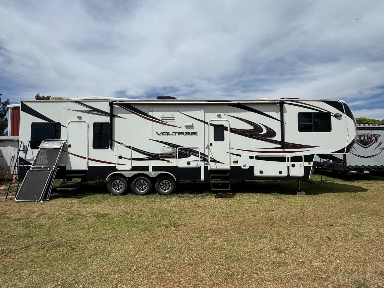 Dutchmen Voltage V Series  2012