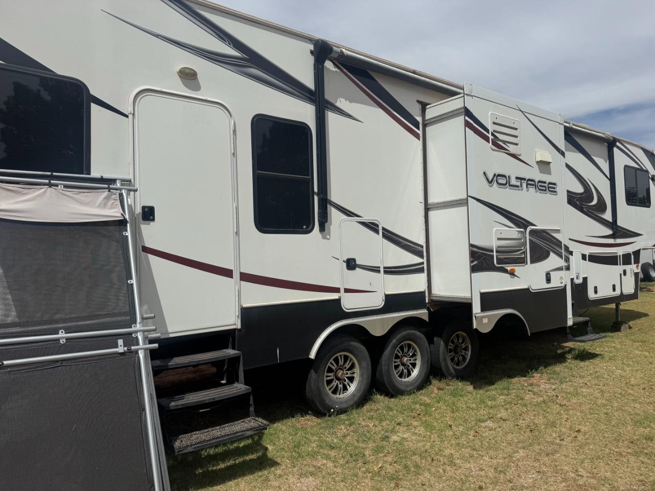 Dutchmen Voltage V Series  2012