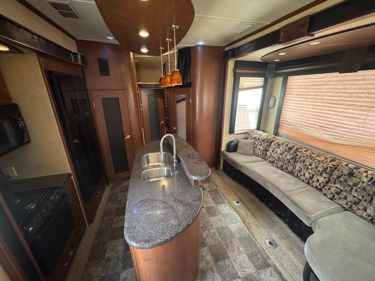 Dutchmen Voltage V Series  2012