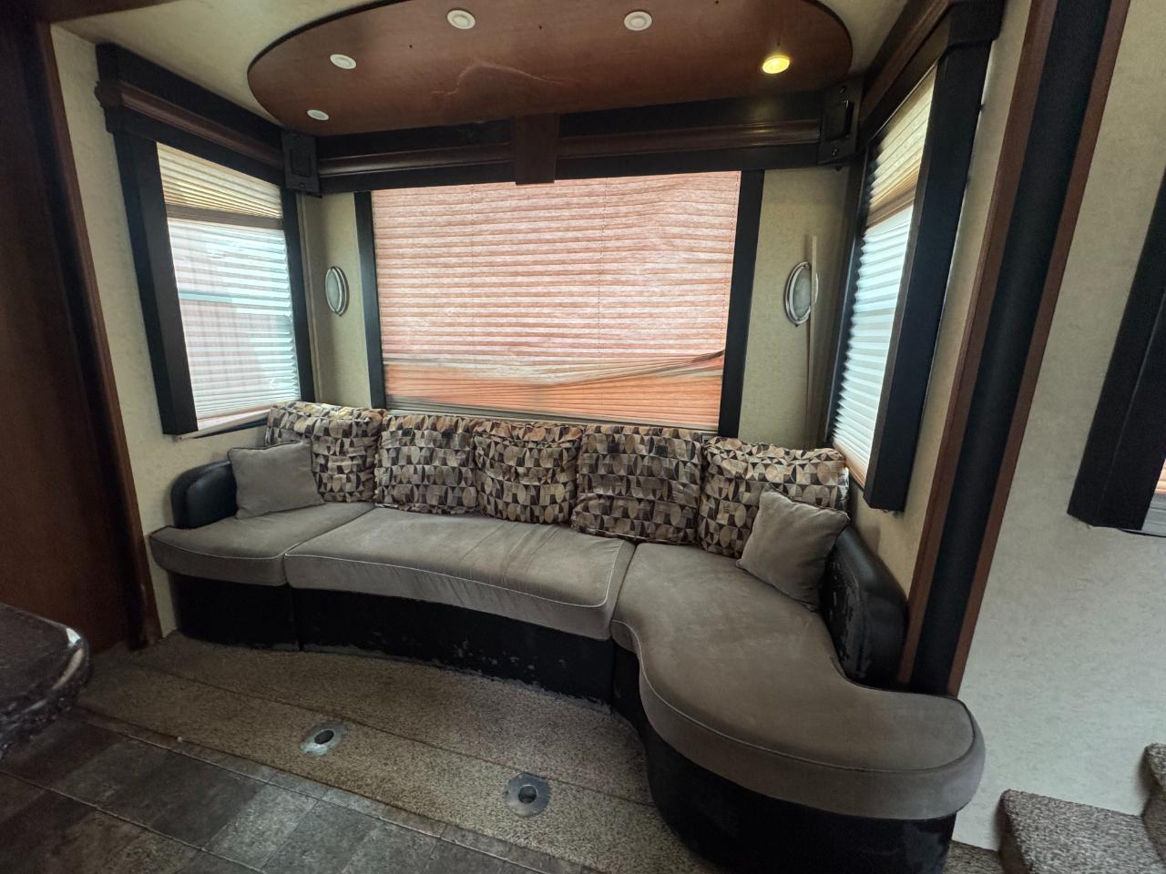 Dutchmen Voltage V Series  2012