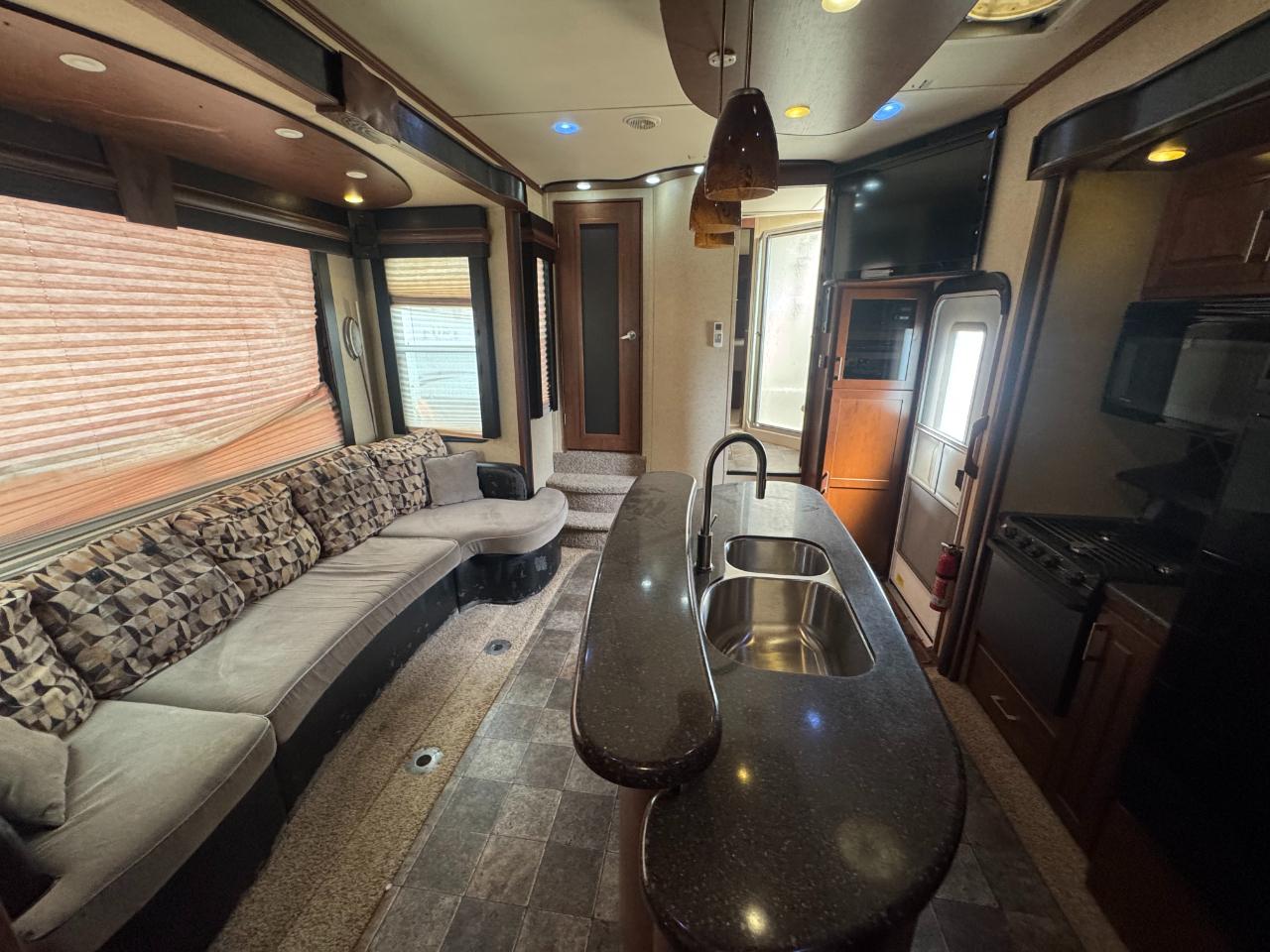 Dutchmen Voltage V Series  2012