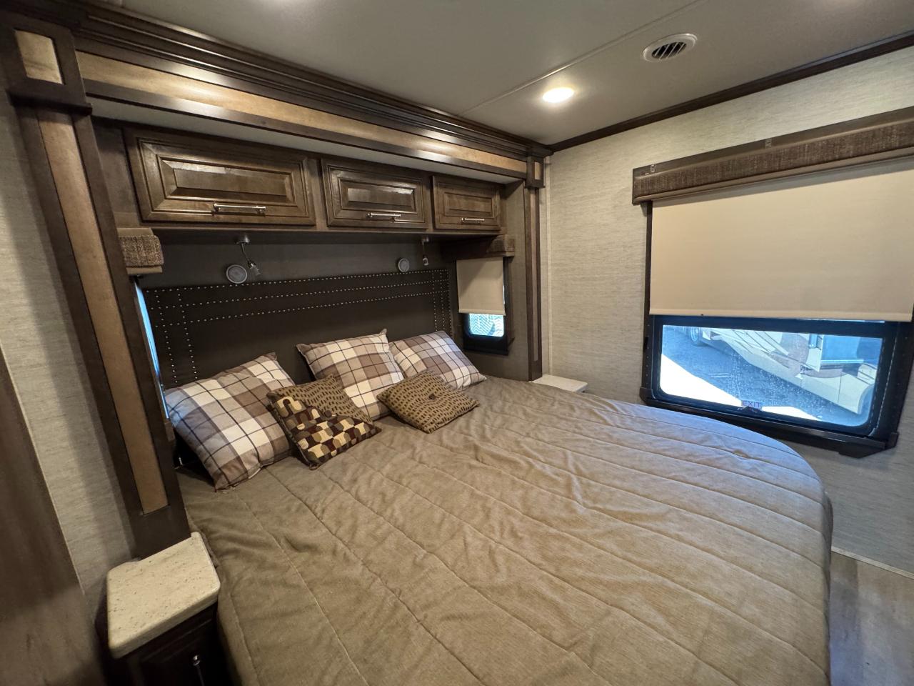 Entegra Coach Accolade  2021