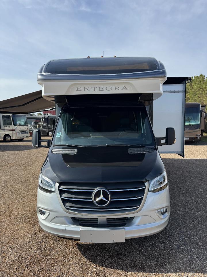 Entegra Coach Qwest  2024