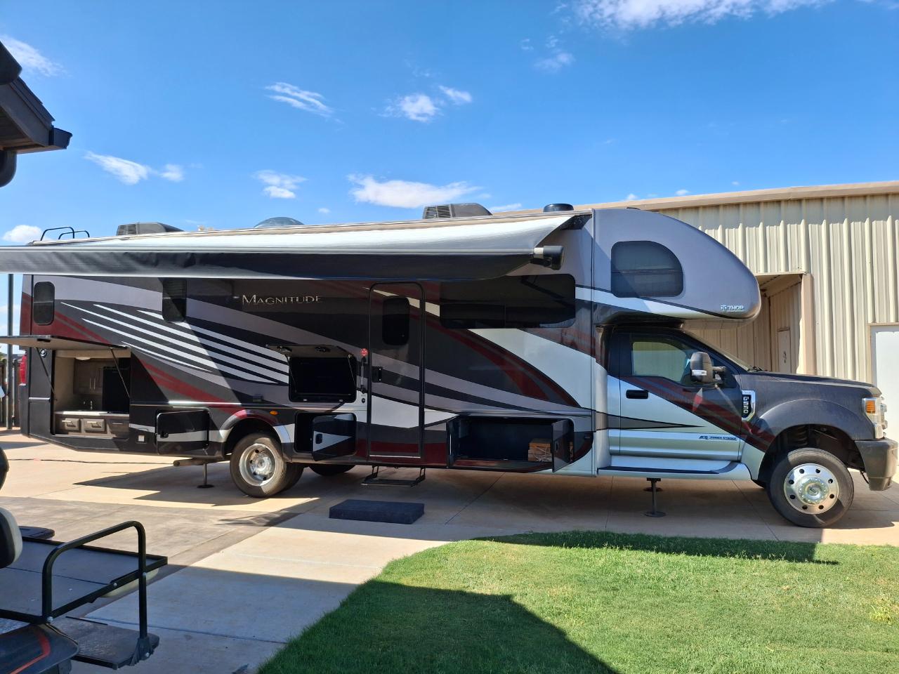 Thor Motor Coach Magnitude Super C Diesel  2021