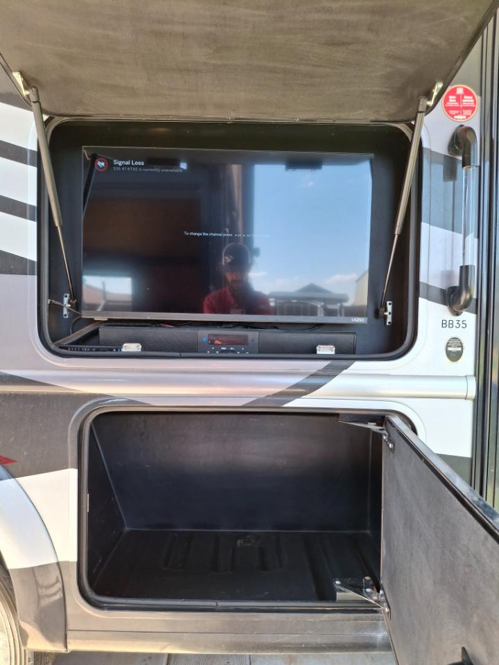 Thor Motor Coach Magnitude Super C Diesel  2021