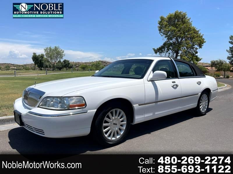2004 Lincoln Town Car Signature 4D Sedan