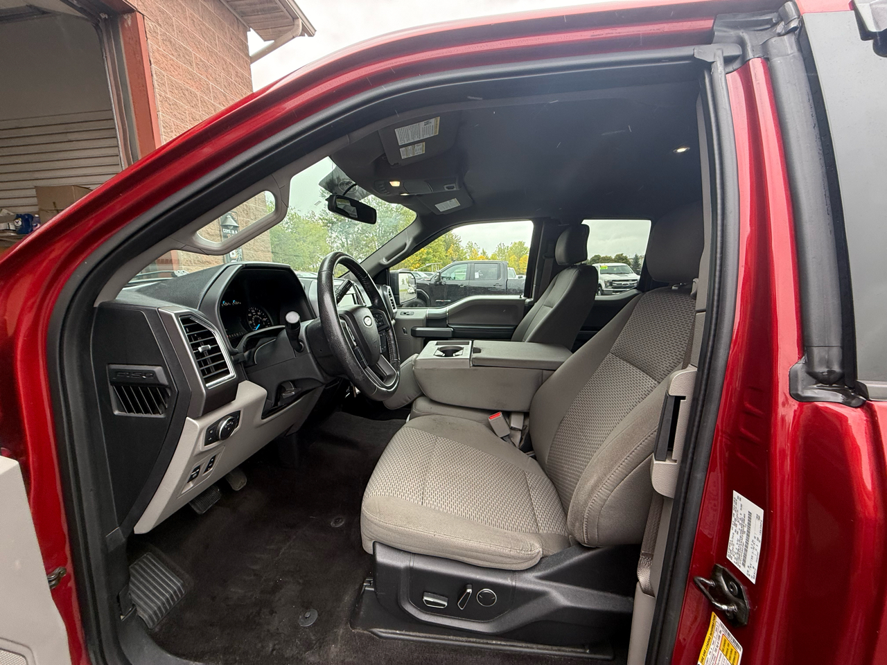 2016 Ford F-150 XLT photo 17