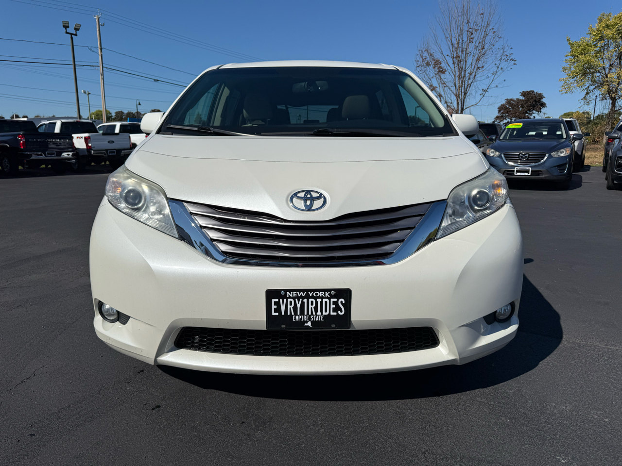 2017 Toyota Sienna XLE photo 2