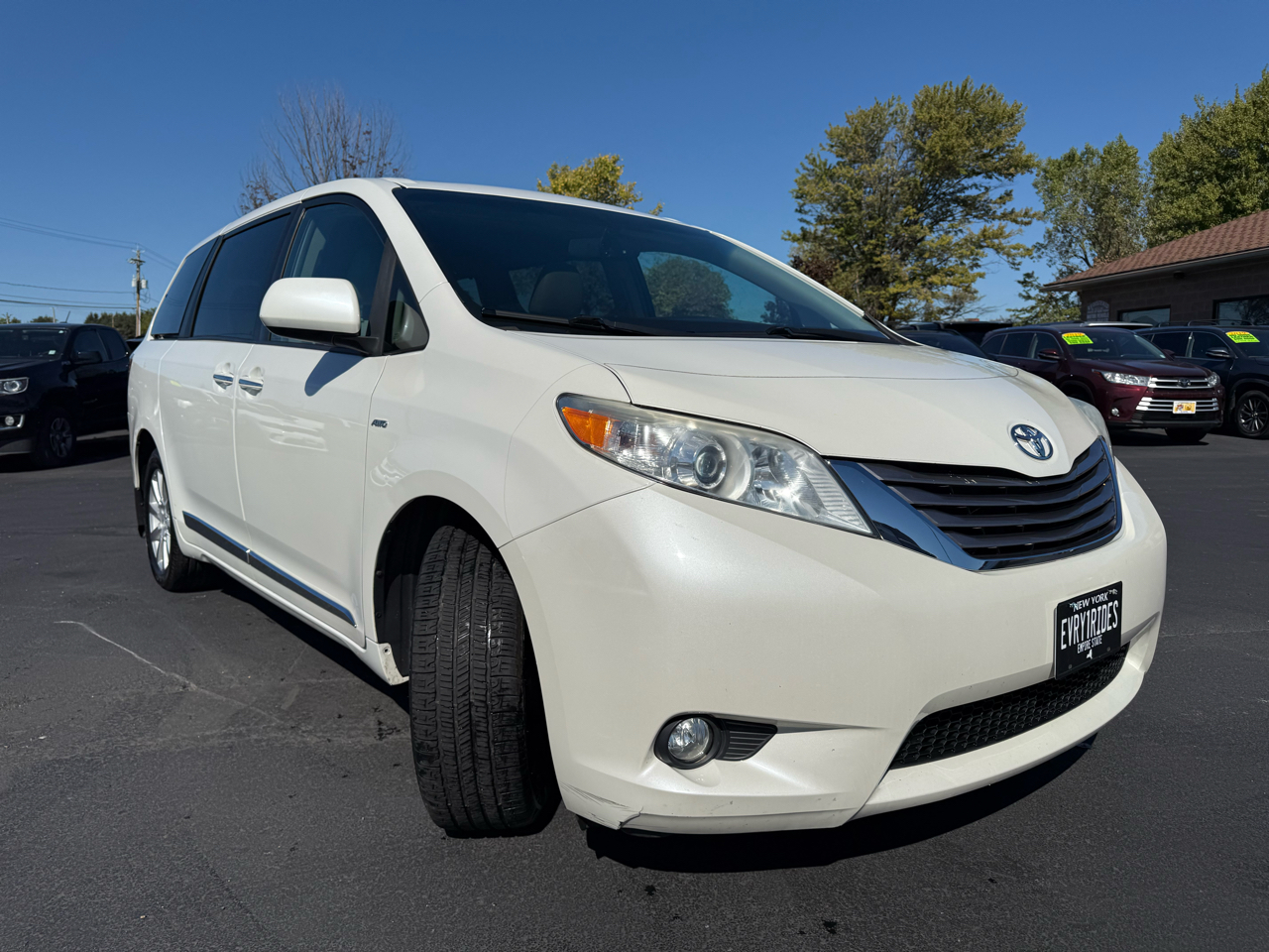 2017 Toyota Sienna XLE photo 3
