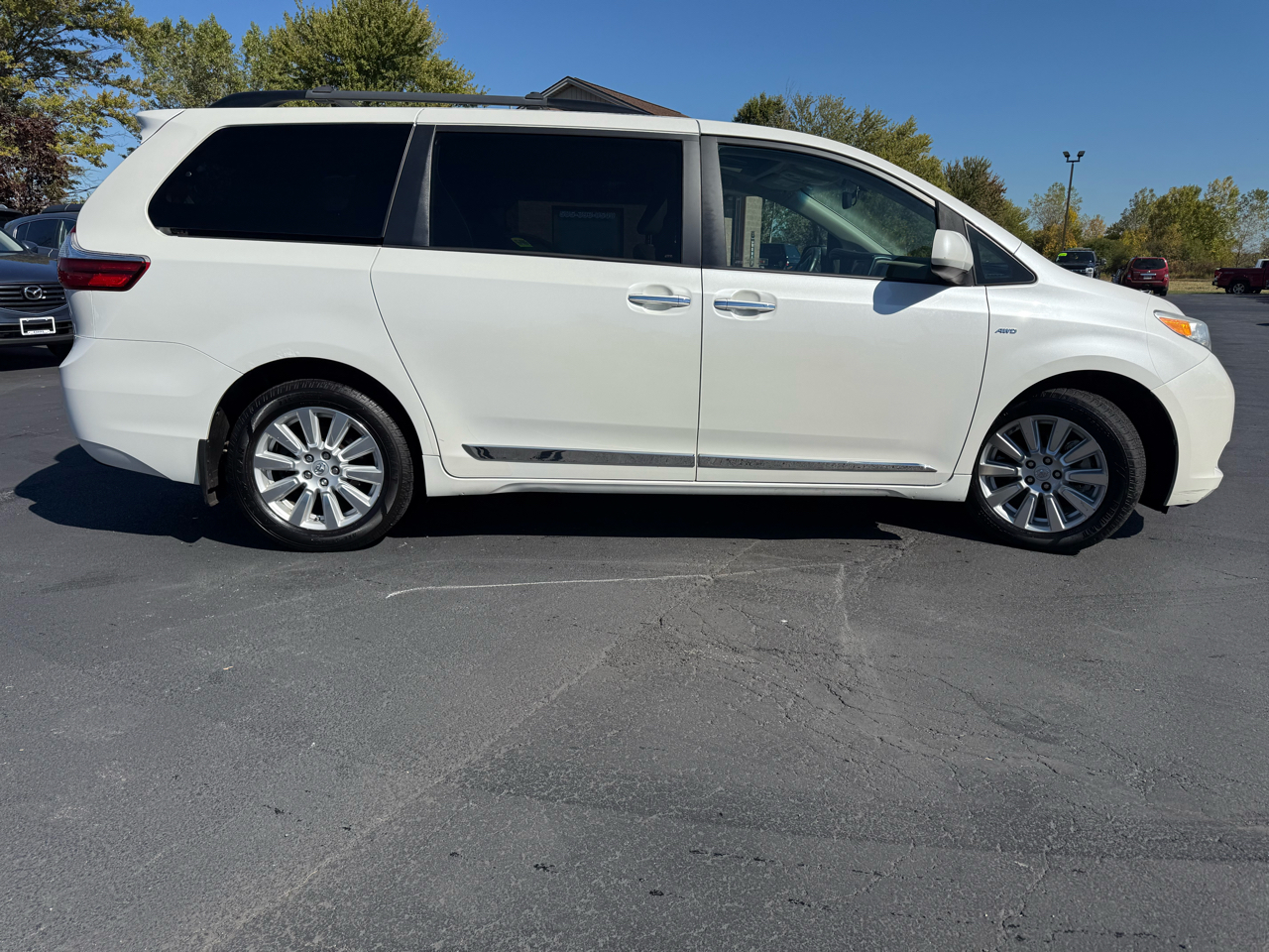 2017 Toyota Sienna XLE photo 4