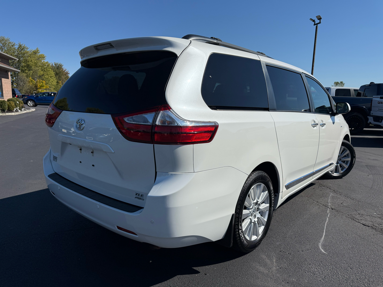 2017 Toyota Sienna XLE photo 5