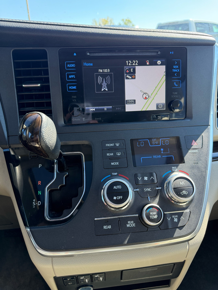 2017 Toyota Sienna XLE photo 11