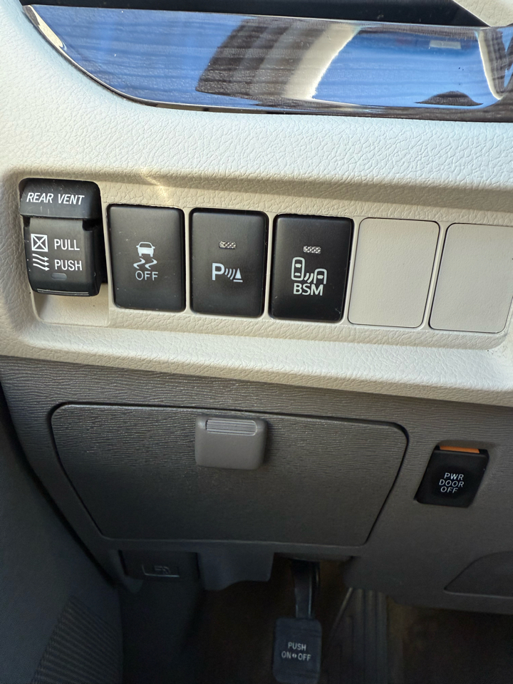 2017 Toyota Sienna XLE photo 14