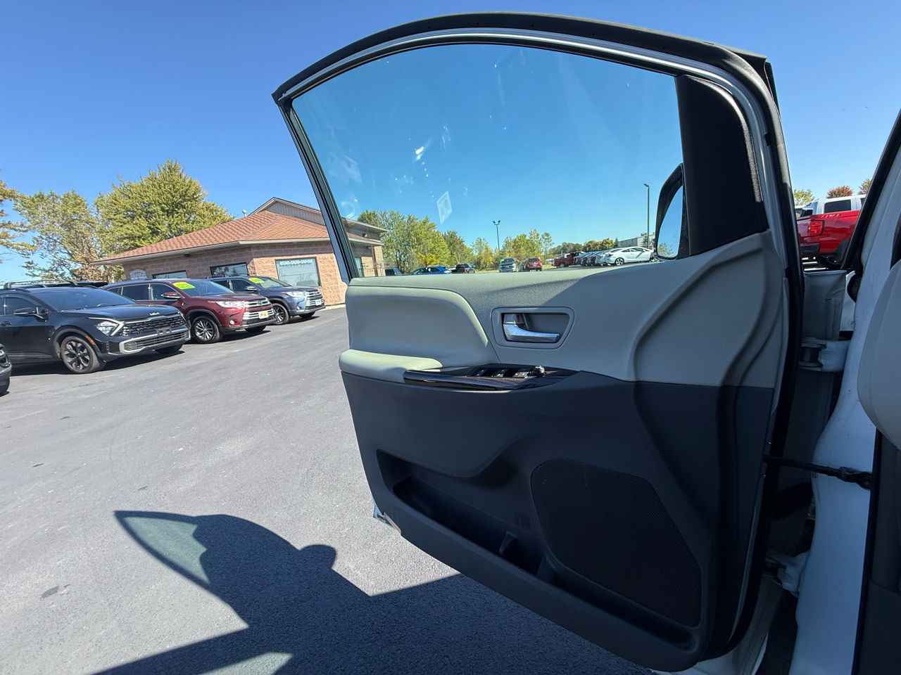 2017 Toyota Sienna XLE photo 16