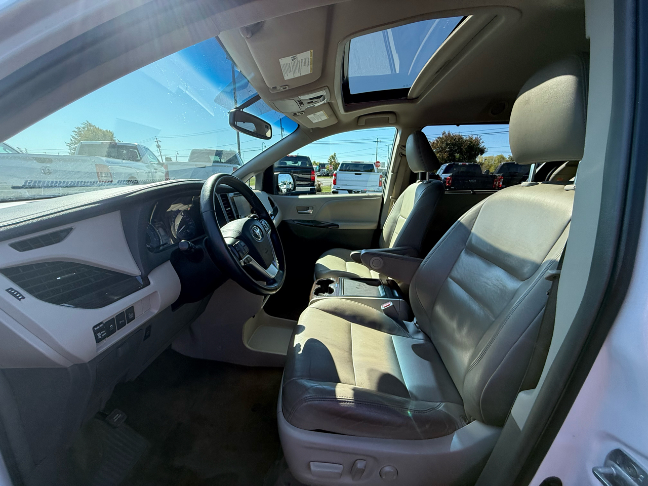2017 Toyota Sienna XLE photo 17
