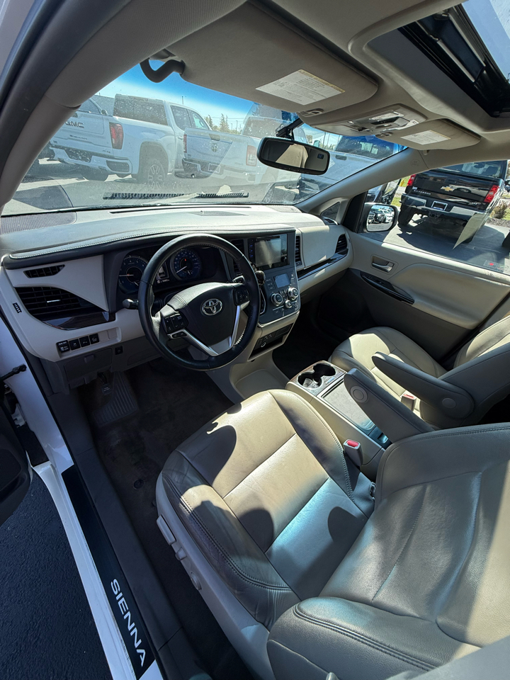 2017 Toyota Sienna XLE photo 18