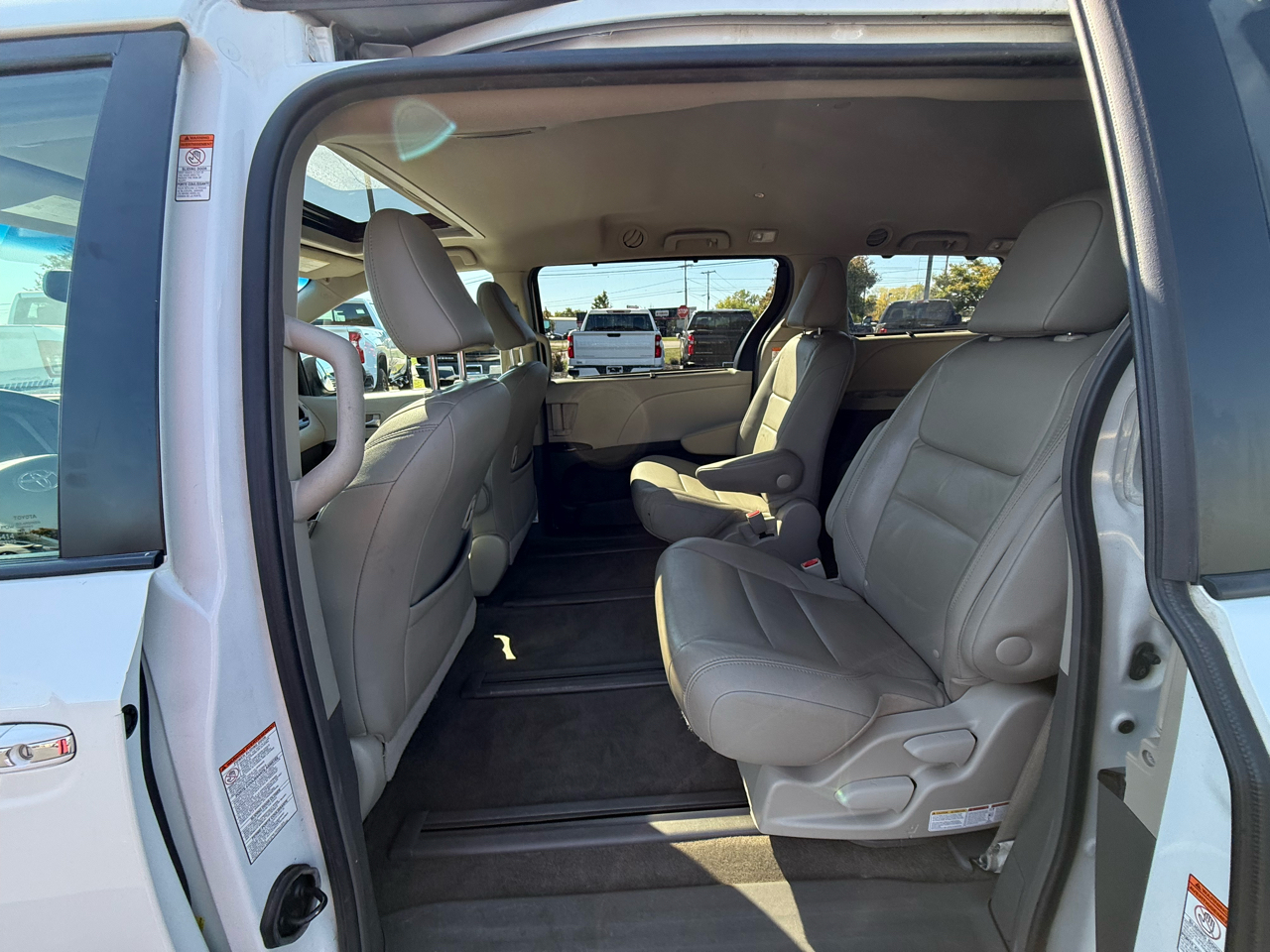 2017 Toyota Sienna XLE photo 21