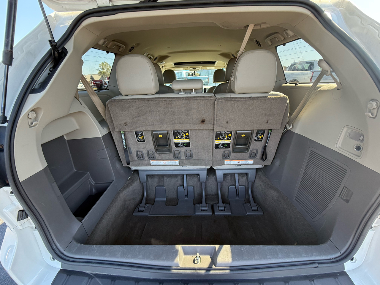 2017 Toyota Sienna XLE photo 22