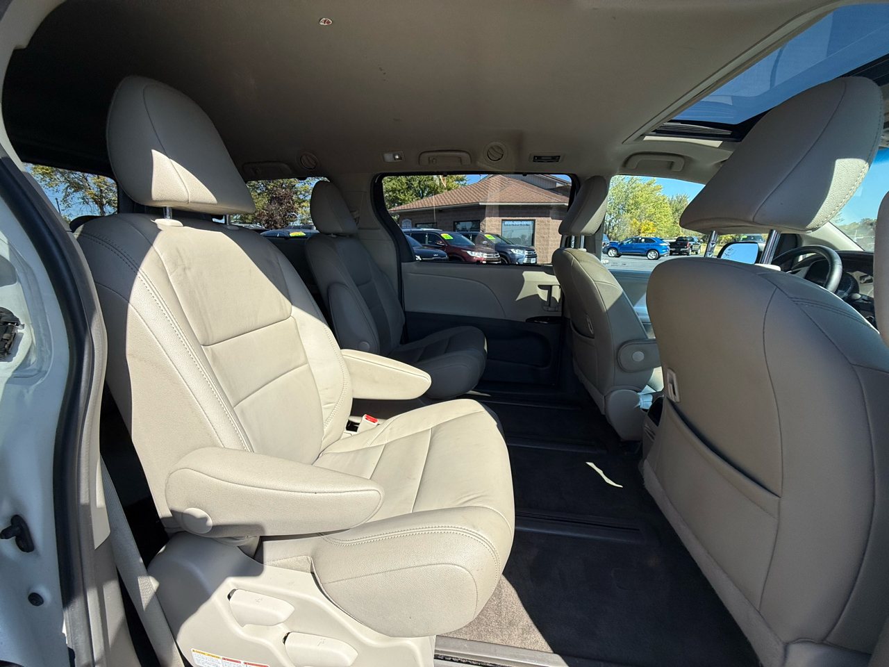 2017 Toyota Sienna XLE photo 23