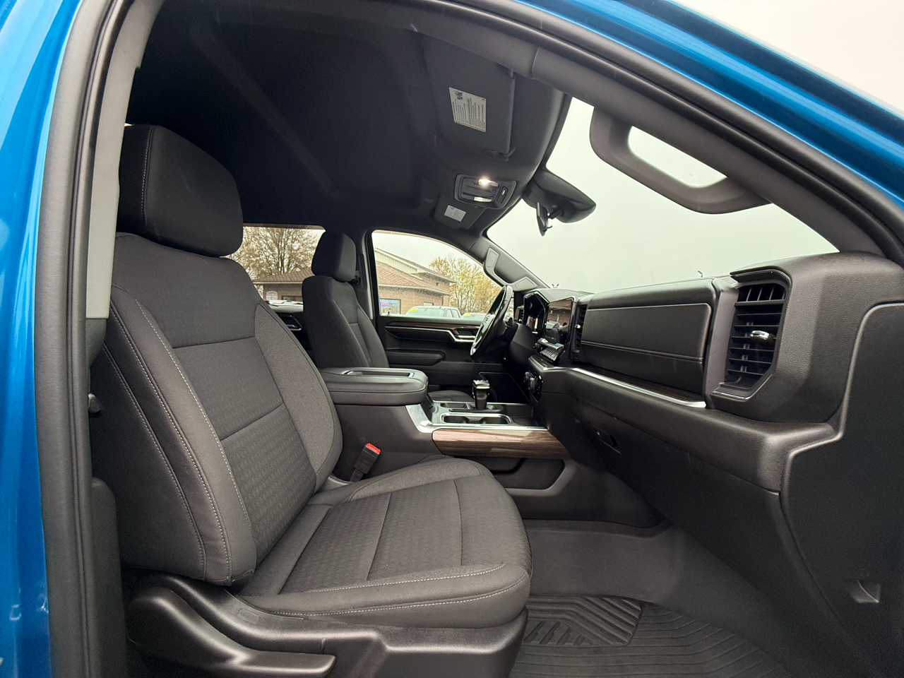 2022 Chevrolet Silverado 1500 LT photo 2