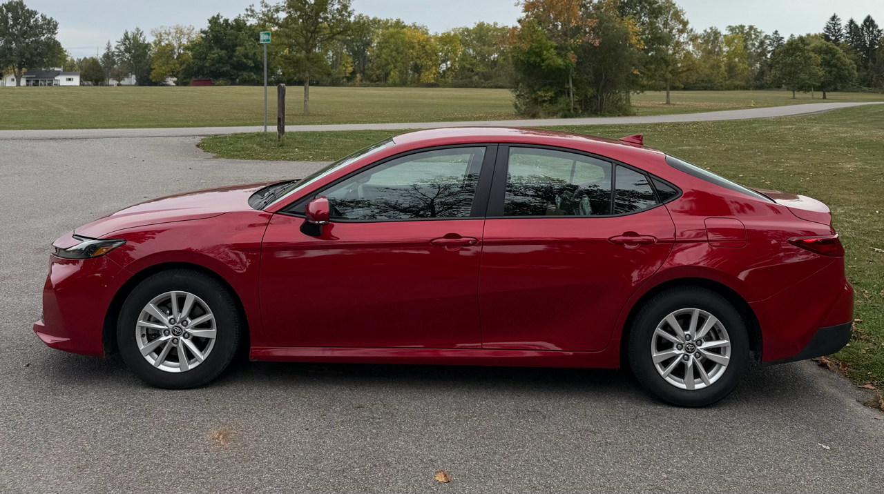 Toyota Camry Hybrid XLE 2025