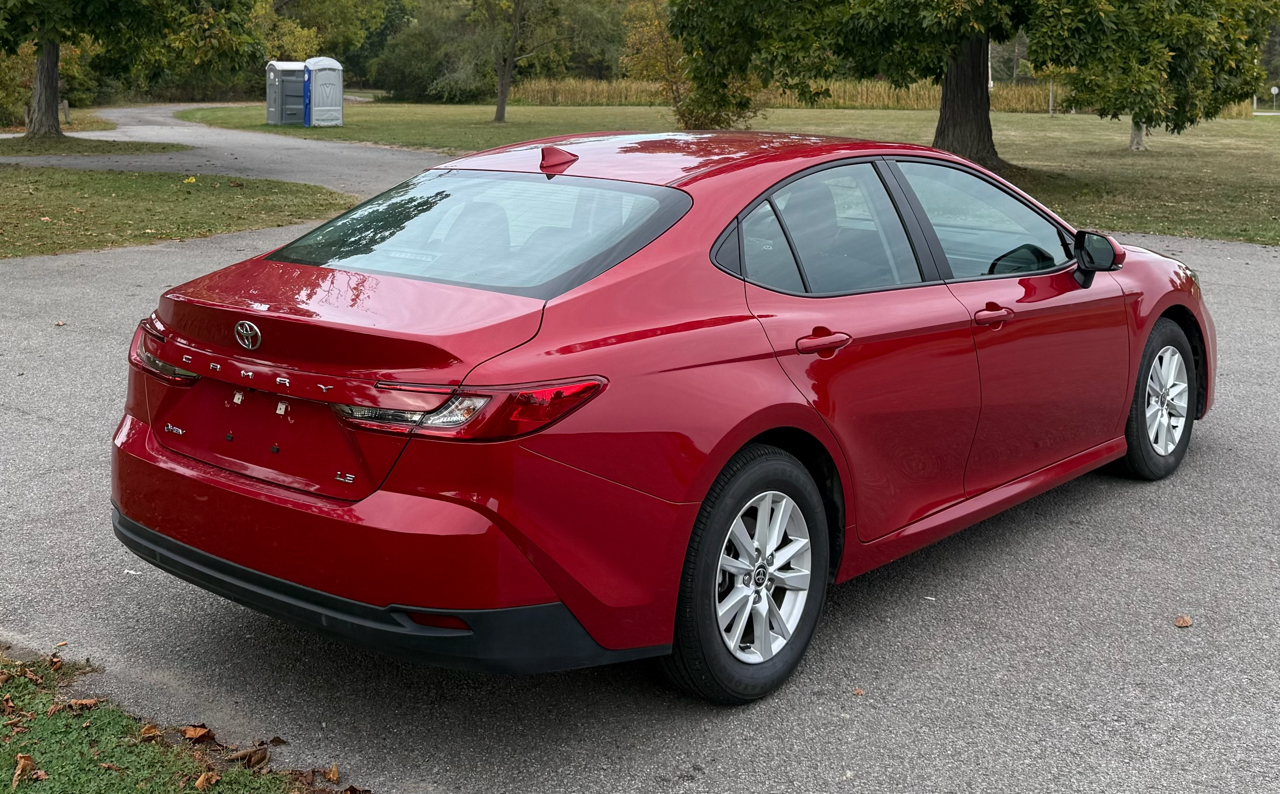 Toyota Camry Hybrid XLE 2025