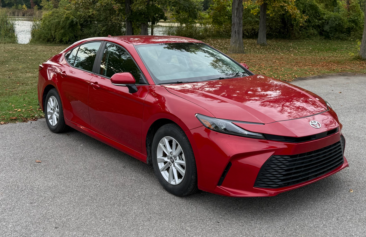 Toyota Camry Hybrid XLE 2025