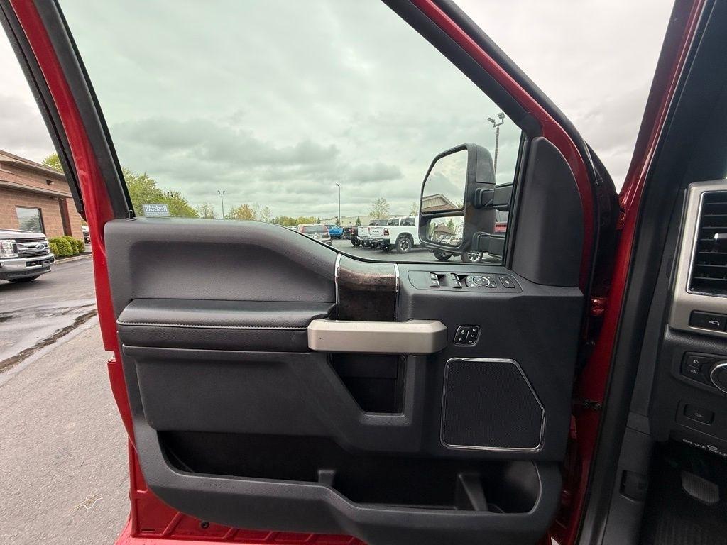Ford F-350 SD Lariat Crew Cab Short Bed 4WD 2022
