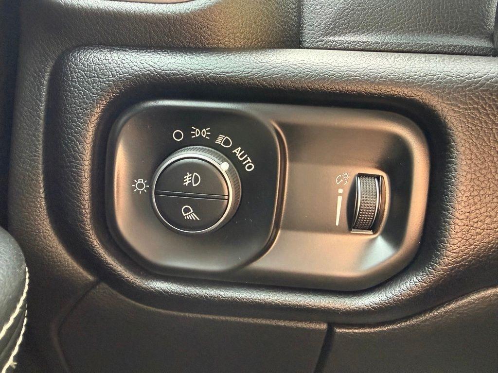 RAM 2500 Tradesman Crew Cab SWB 4WD 2022