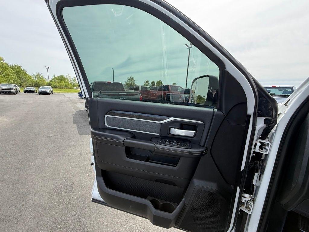 RAM 2500 Tradesman Crew Cab SWB 4WD 2022