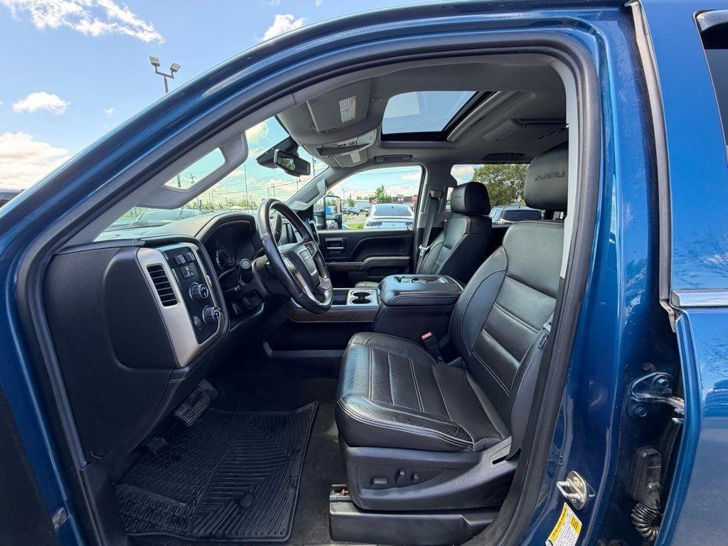 GMC Sierra 2500HD Denali Crew Cab 4WD 2017