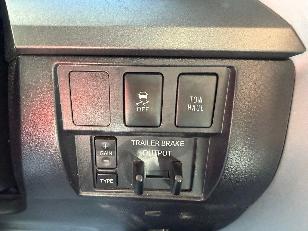 Toyota Tundra SR5 5.7L V8 Double Cab 4WD 2016